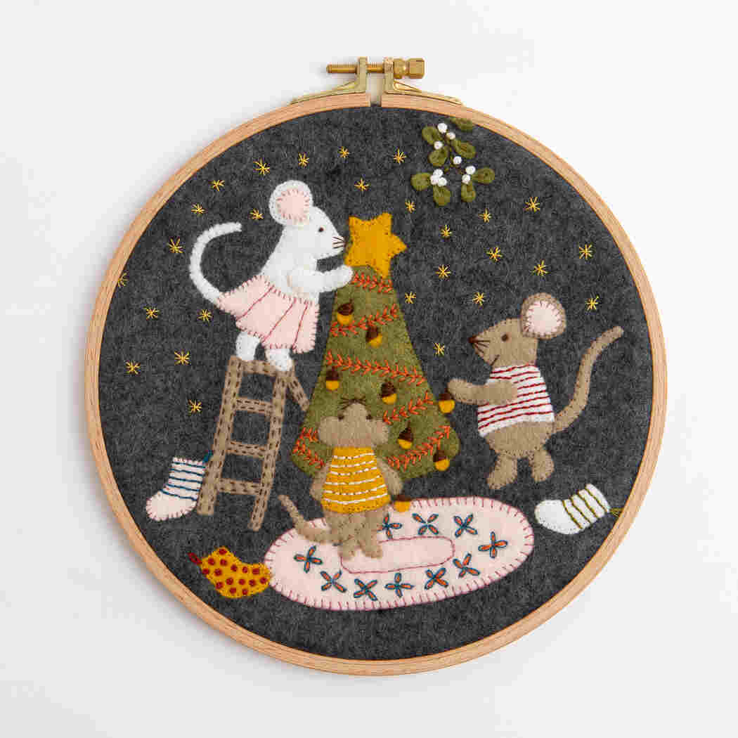 Christmas with the Mouse Family Felt Appliqué Hoop Kit